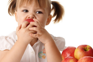 Các trang trí 3 món ăn siêu dễ thương từ táo cho bé tại nhà